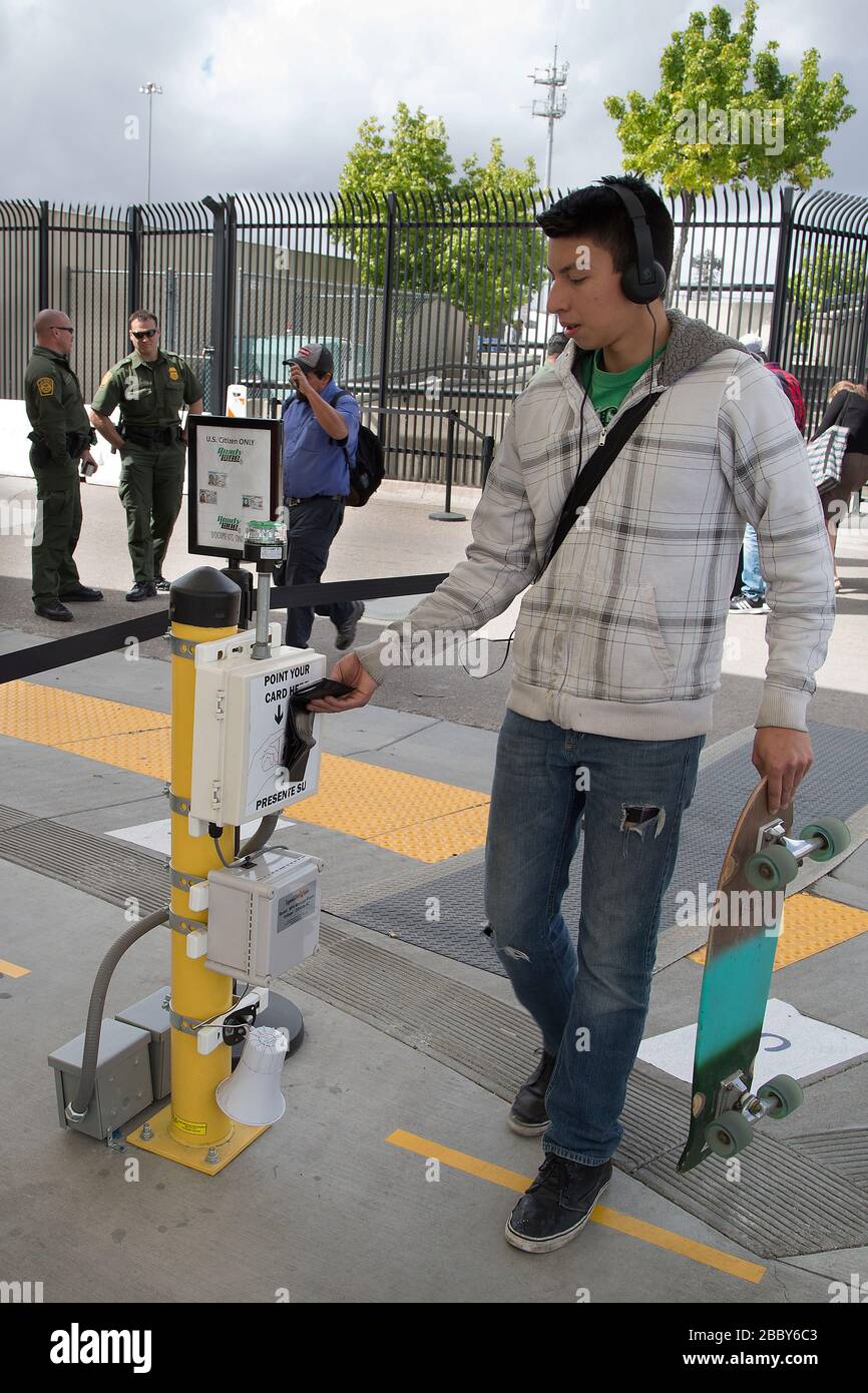 Sektorbetrieb in San Diego - US-Zoll- und Grenzschutz-Prozess Reisende durch Zollfahrstreifen an der biometrischen Station in Otay Mesa. Stockfoto