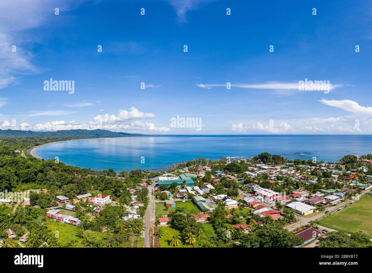 Luftaufnahme von Playa Negra und der südlichen karibischen Küstenstadt Puerto Viejo de Talamanca in der Provinz Limón, Costa Rica. Stockfoto