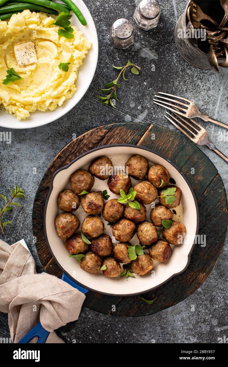 Schwedische Fleischbällchen in einer Gusseisenpfanne Stockfoto