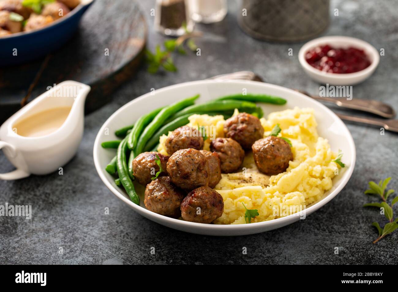 Schwedische Fleischbällchen mit Kartoffelpüree Stockfoto