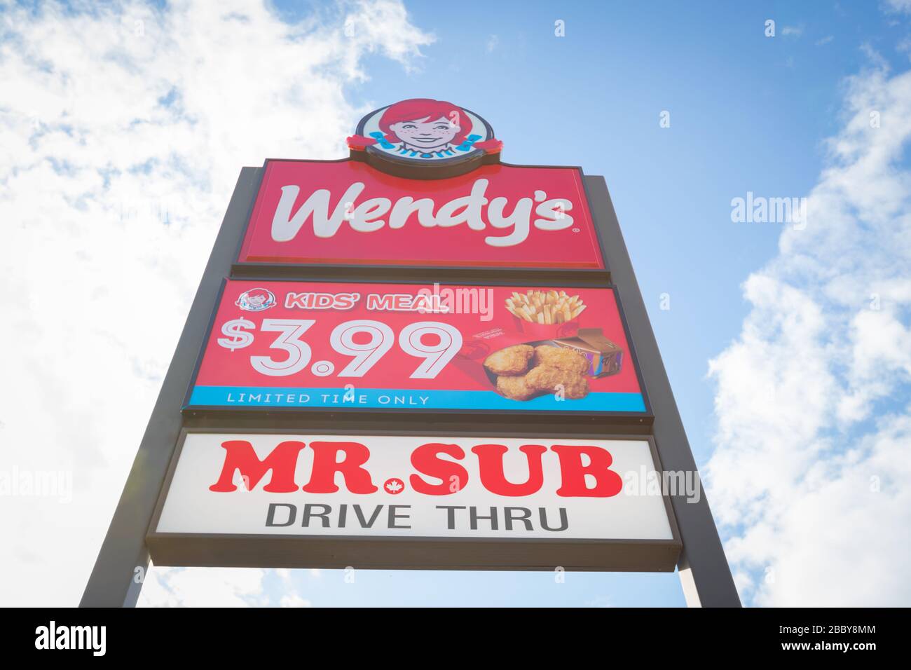Schild mit dem Schild Wendy's und MR Sub fast Food Restaurant vor Sky Background durchfahren. Stockfoto