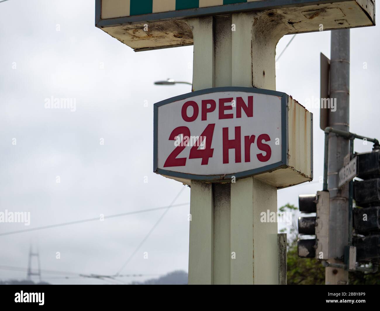 Das Schild ist rund um die Uhr geöffnet und befindet sich auf dem Schild mit der Werbetafel vor dem Einkaufszentrum Stockfoto
