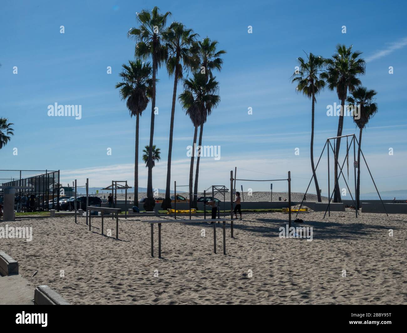 Männer trainieren im offenen Sandkasten des Venice Beach Muscle Beach Stockfoto
