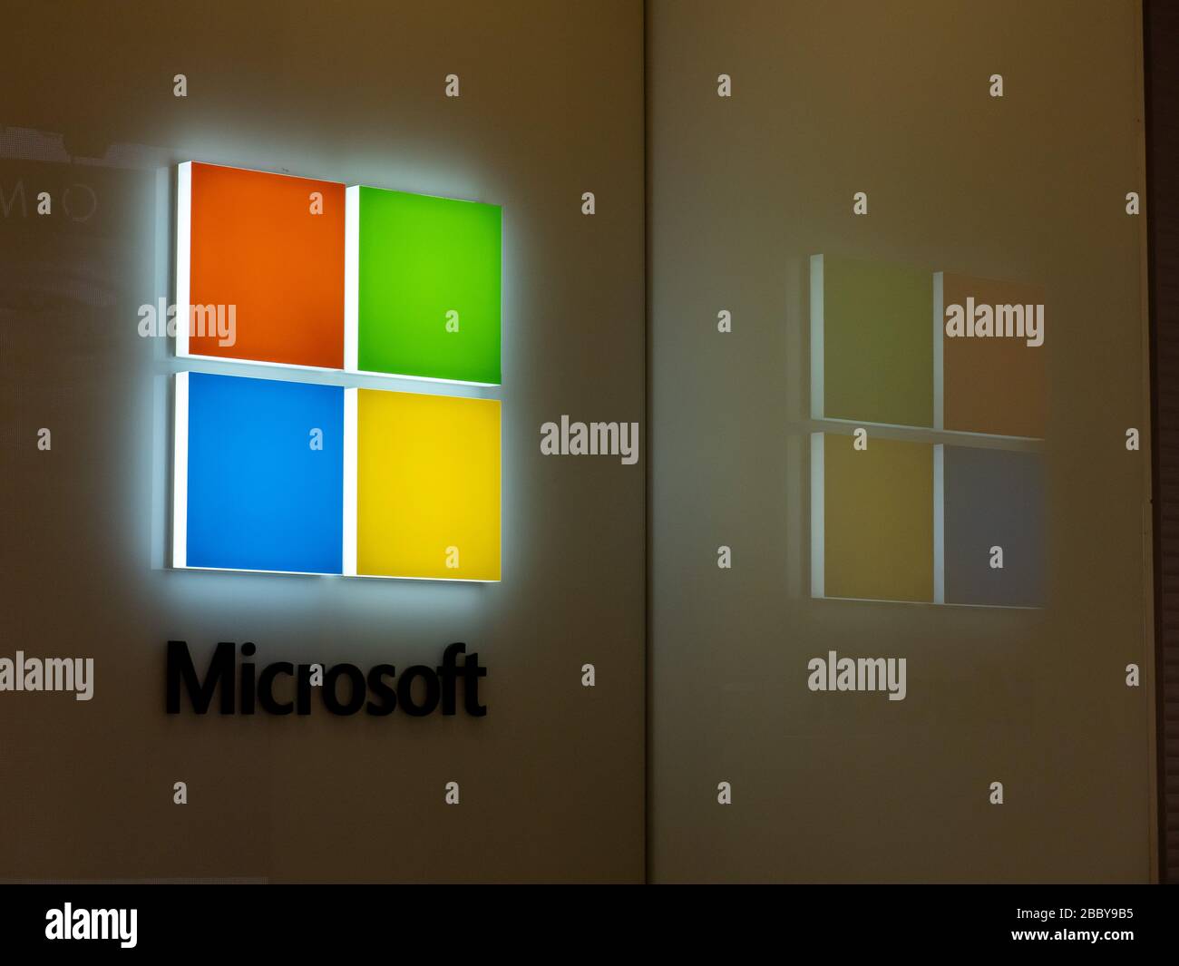 Microsoft-Logo und Reflektion außerhalb des Microsoft Store-Standorts Stockfoto