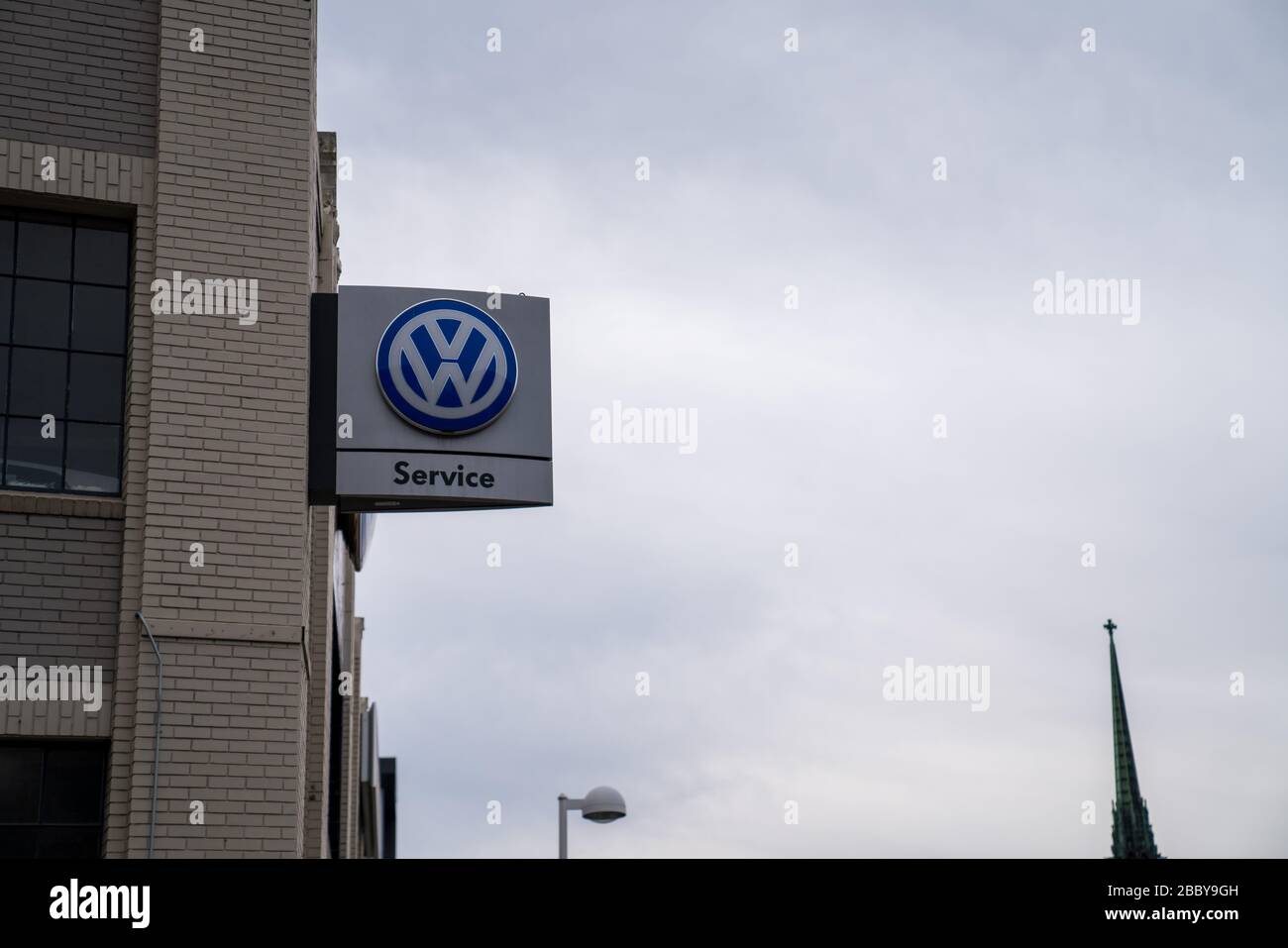 Volkswagen-Servicestation außerhalb des Autohauses Stockfoto