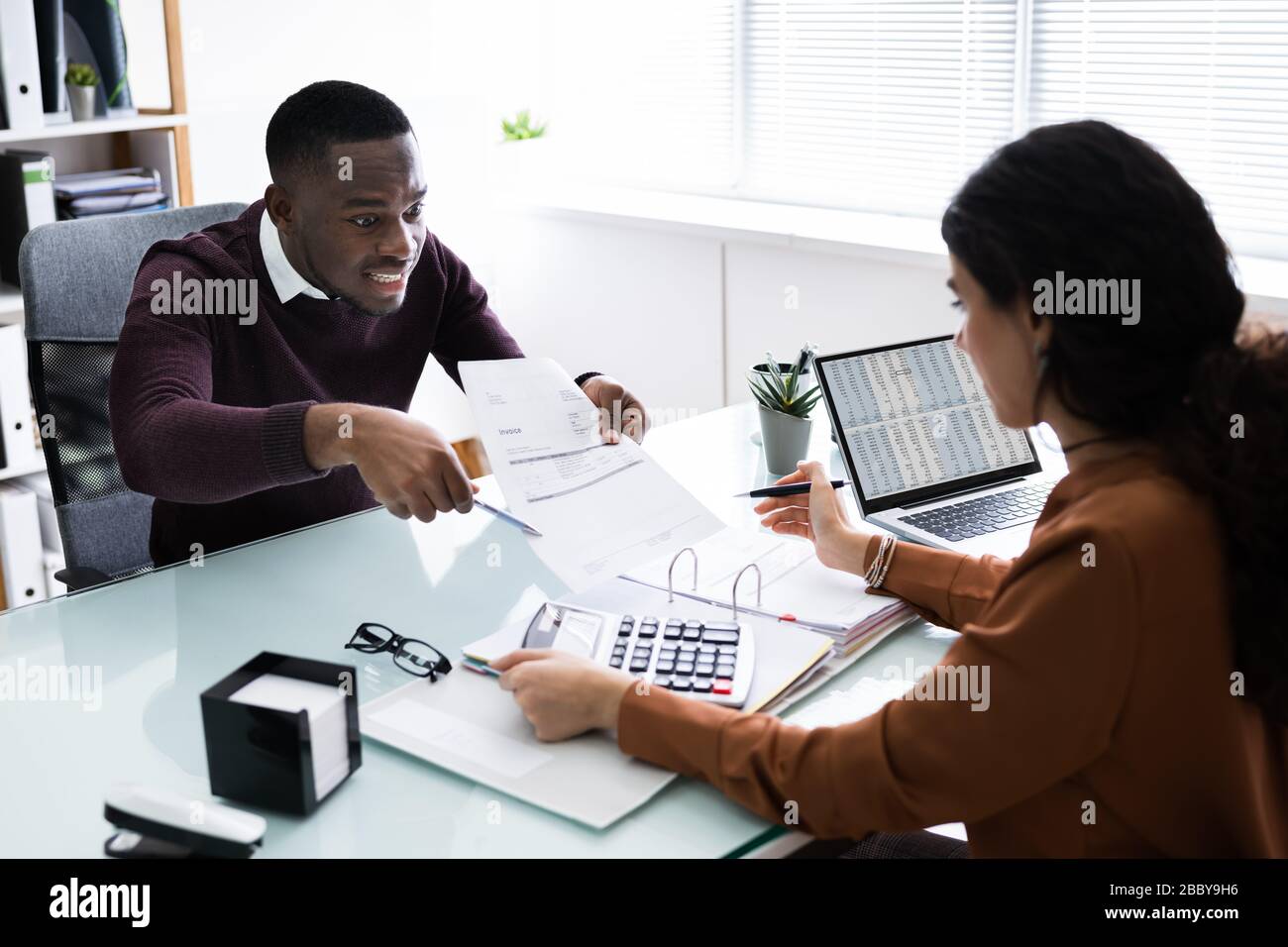 Close-up Geschäftsmann Übersicht Dokument zu weiblichen Angestellten am Arbeitsplatz Stockfoto