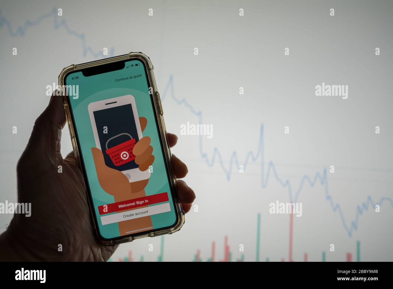Melden Sie sich auf dem iPhone für mobile Apps vor der weißen Börsenkarte an, und das Diagramm wird wertabwärts dargestellt Stockfoto