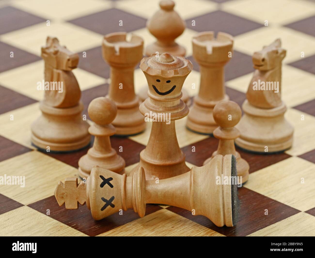 Weiße Königin tötet weißen König auf Schachspiel, Schach-Tatort, Konzept der Verräterei Stockfoto