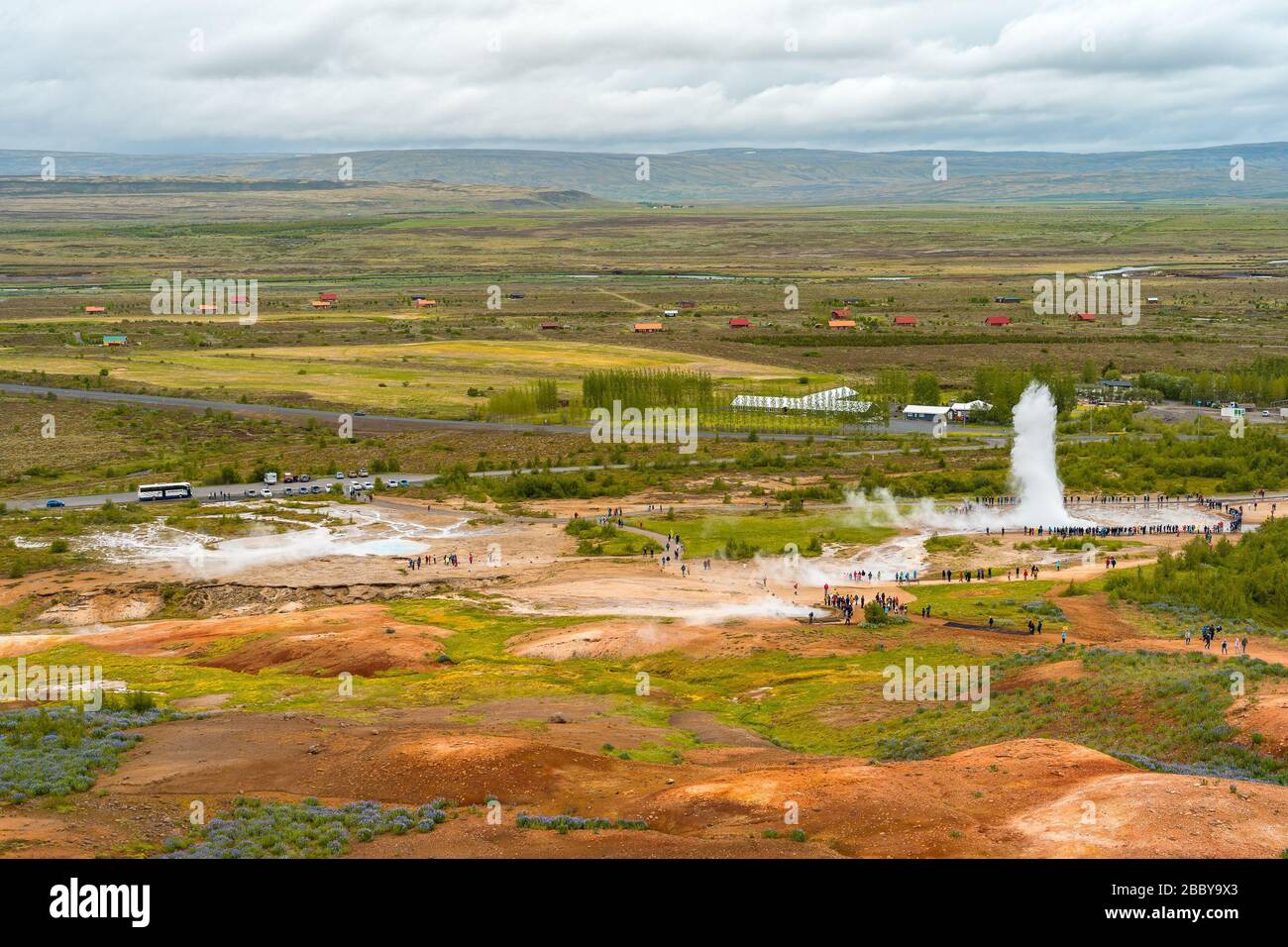 Strokkur, Island - Luftbild eines aktiven Geysirs bricht aus Stockfoto