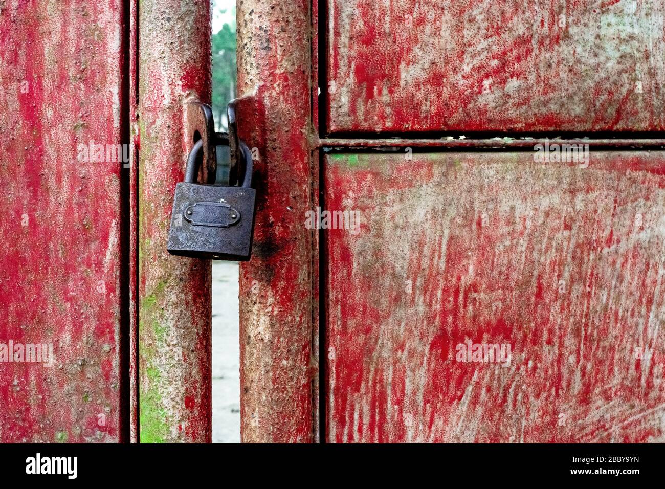 Altes Vorhängeschloss am Tor, um Leute draußen zu halten Stockfoto