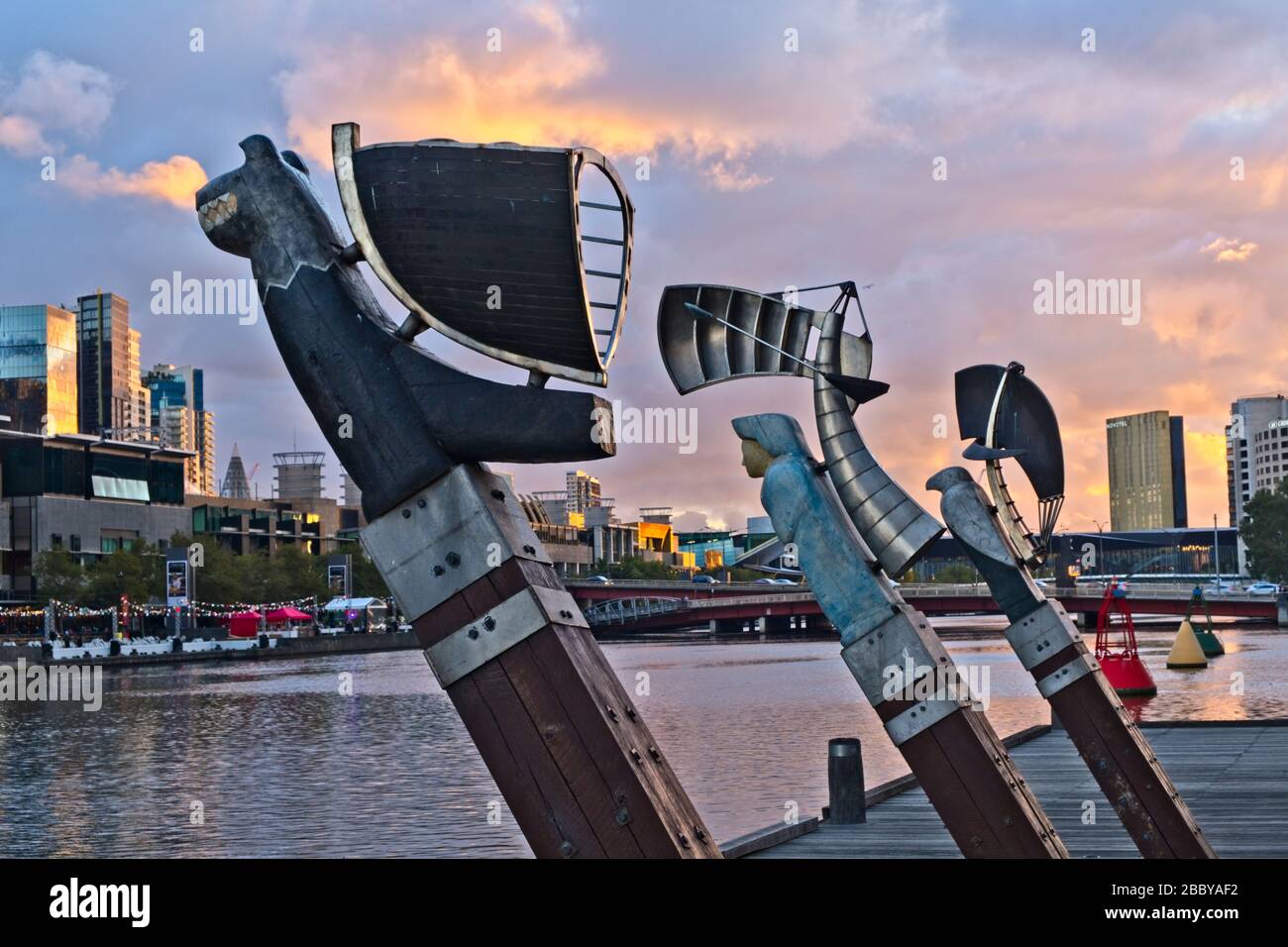 Blick vorbei an der Constellation-Skulptur am Ufer des Yarra River zum Southbank von Melbourne bei Sonnenuntergang Stockfoto