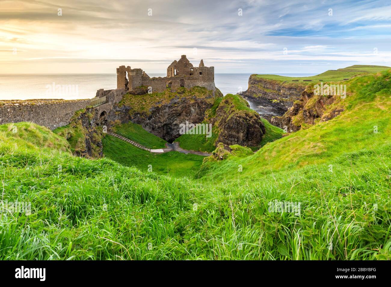 Blick auf die Ruinen der Dunluce Castle. Bushmills, County Antrim, Ulster Region, Nordirland, Großbritannien. Stockfoto