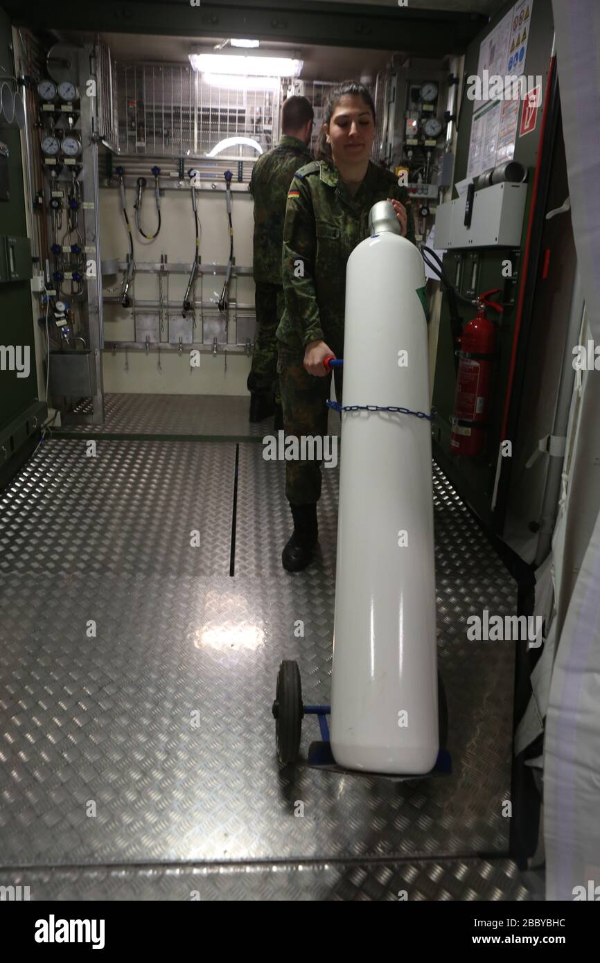 01. April 2020, Sachsen-Anhalt, Blankenburg: Leutnant Sahin Seray sortiert Sauerstoffflaschen in ...