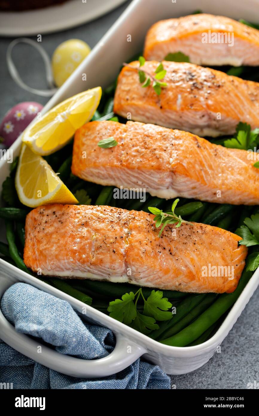 Lachs und grüne Bohnen für Ostern Stockfoto