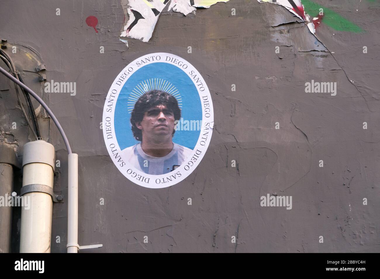 Ein Plakat des Fußballspielers Diego Armando Maradona an einer Wand im Stadtzentrum von Neapel, Italien. Stockfoto