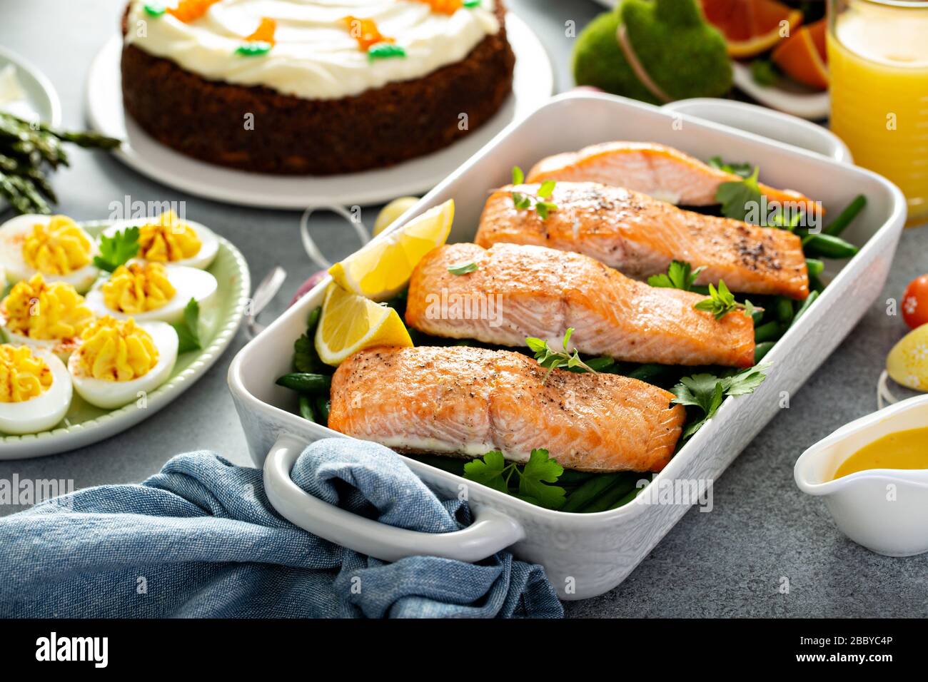 Lachs und grüne Bohnen für Ostern Stockfoto