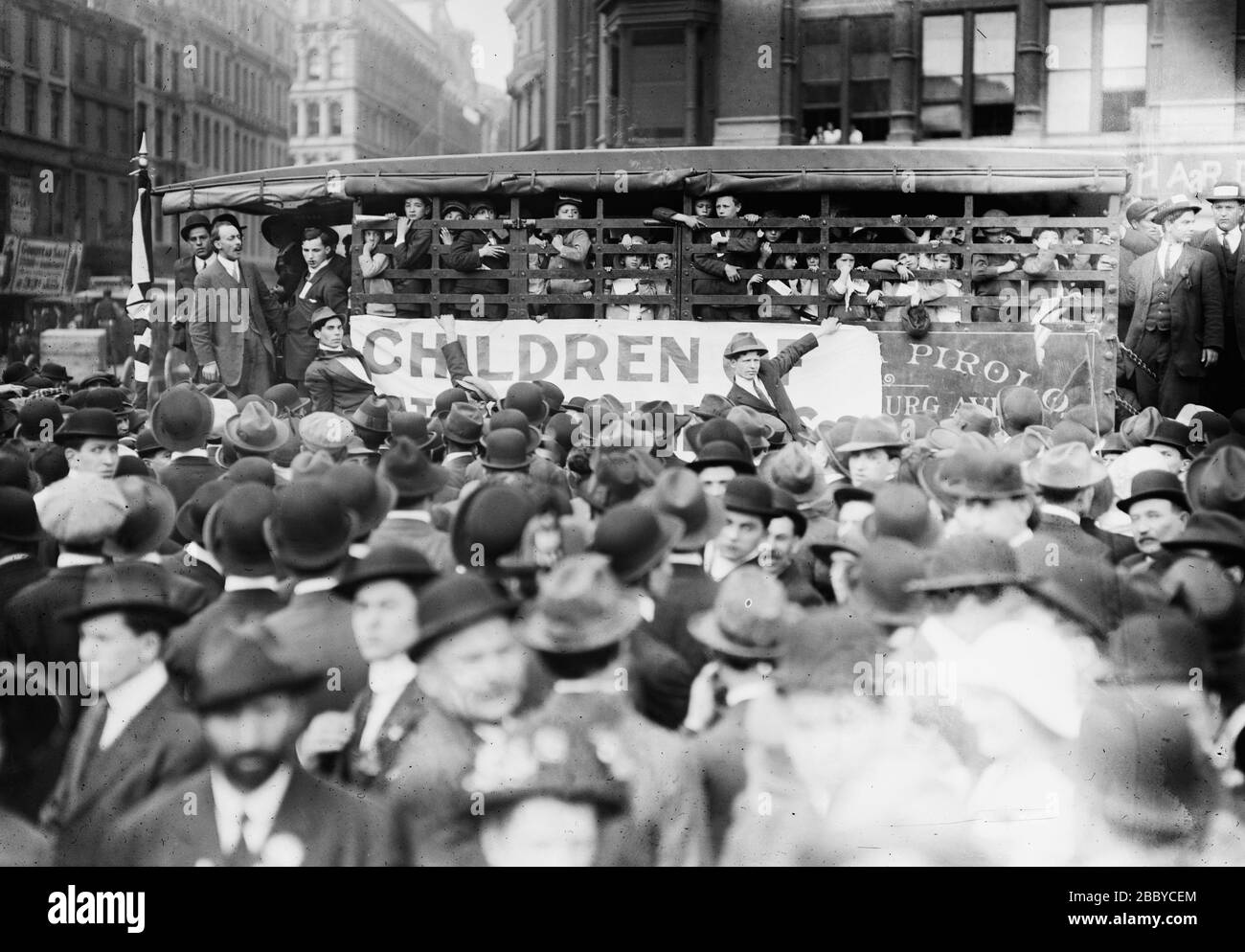 Kinder der Streikenden des Paterson Seidenstreiks, die während der Mai-Tag-Parade am Union Square, New York City, am 1. Mai 1913 ankommen Stockfoto