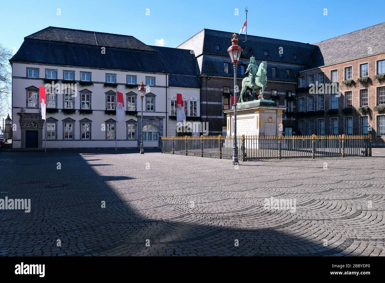 Leere Straßen in Düsseldorf während der Corona-Krise, Rathaus Stockfoto