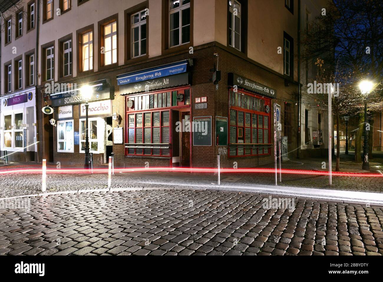 Leere Straßen am Abend in Düsseldorf während der Coronakrise, Kreuzherren-Eck, Ratinger Straße. Stockfoto