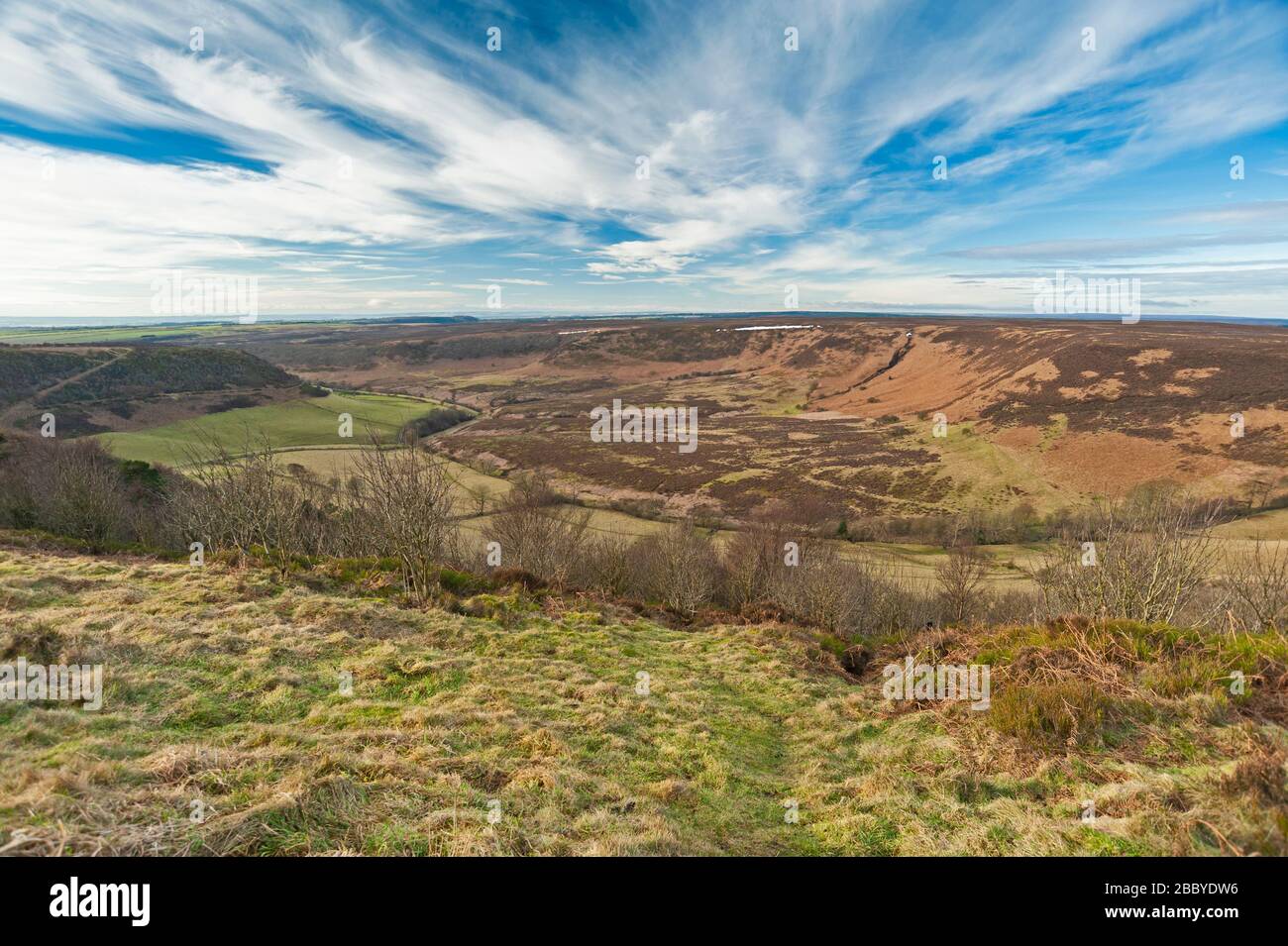 Panoramablick über ein Tal in englischer ländlicher Landschaft mit bewölktem Himmel Stockfoto
