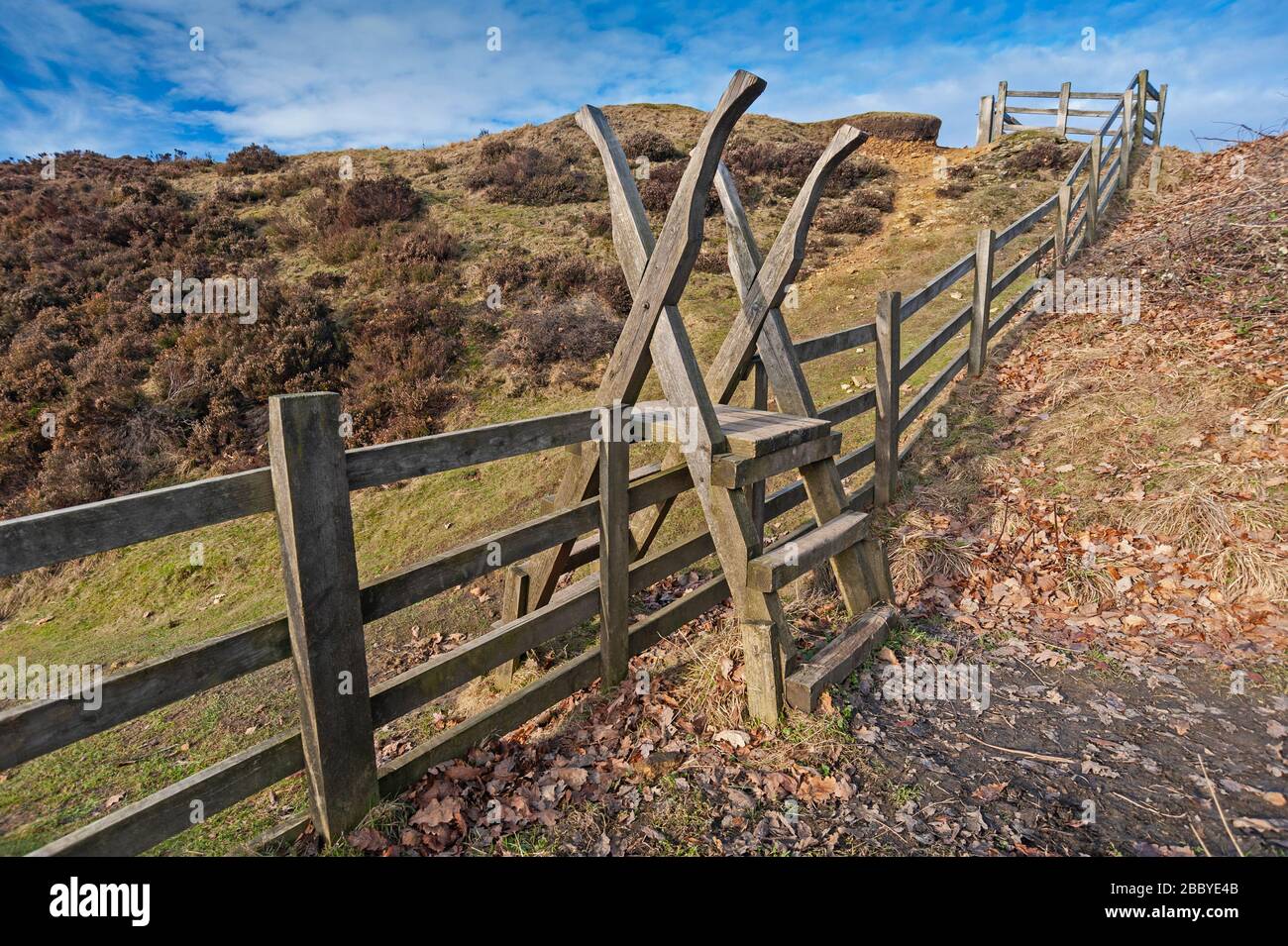 Holzstille über Zaun auf dem öffentlichen Fußweg in ländlicher Landschaft Stockfoto