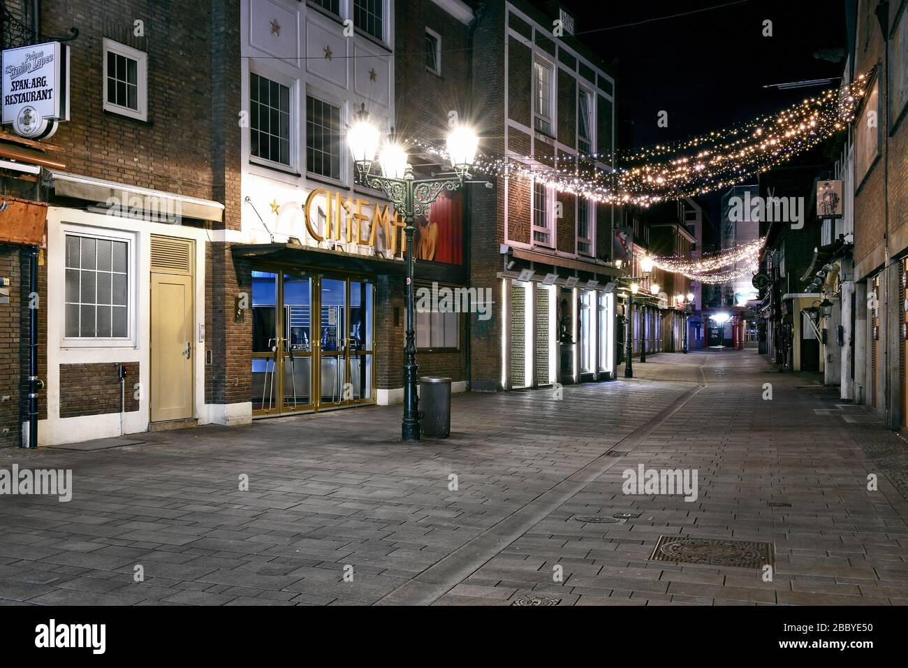 Leere Straßen am Abend in Düsseldorf während der Corona-Krise, Schneider-Wibbel-Gasse und Filmkunstkino-Kino Stockfoto