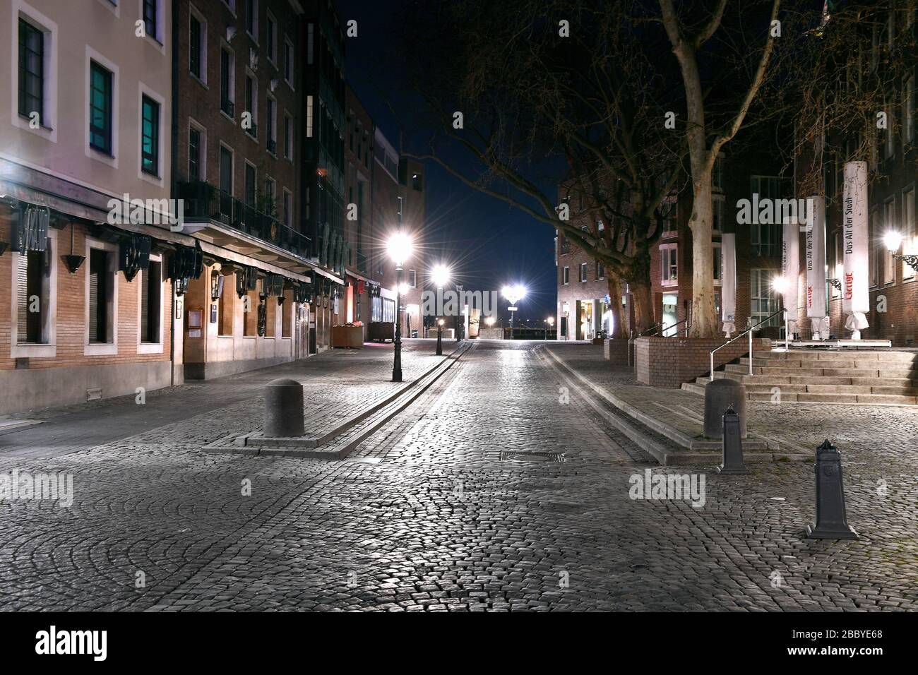 Am Abend in Düsseldorf während der Corona-Krise, Uerige Brauerei, Rheinstraße, Altstadt, leer. Stockfoto