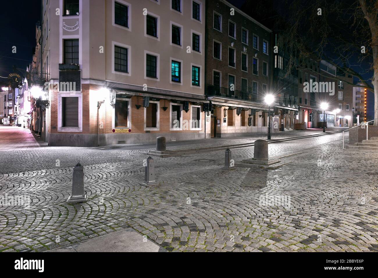 Am Abend in Düsseldorf während der Corona-Krise, Uerige Brauerei, Rheinstraße, Altstadt, leer. Stockfoto