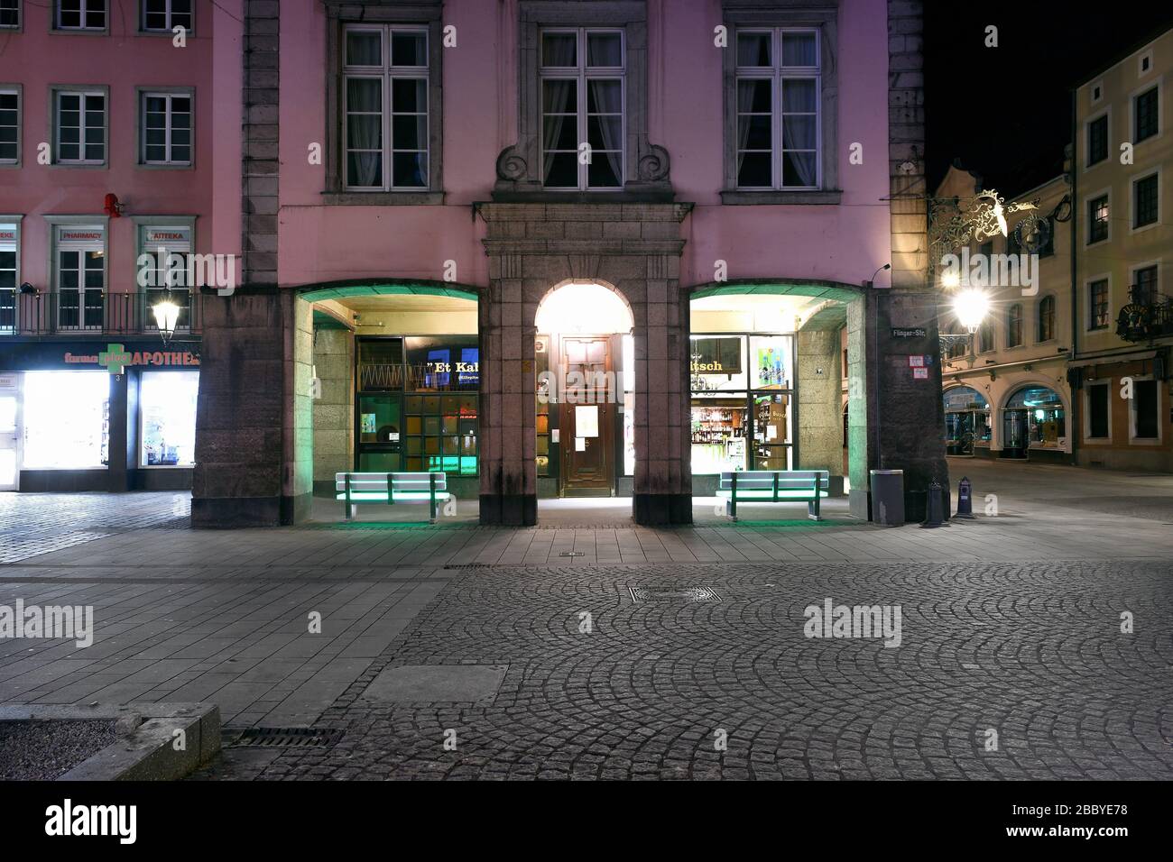 Leere Straßen am Abend in Düsseldorf während der Corona-Krise, Killepitsch-Laden und ET Kabüffke, Flingerstraße, Altstadt. Stockfoto