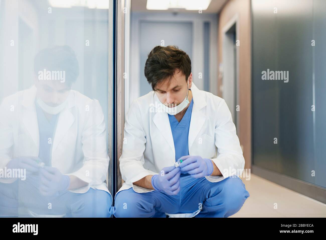 Müder Arzt mit einem Ampulle medizinischer Heilung Stockfoto