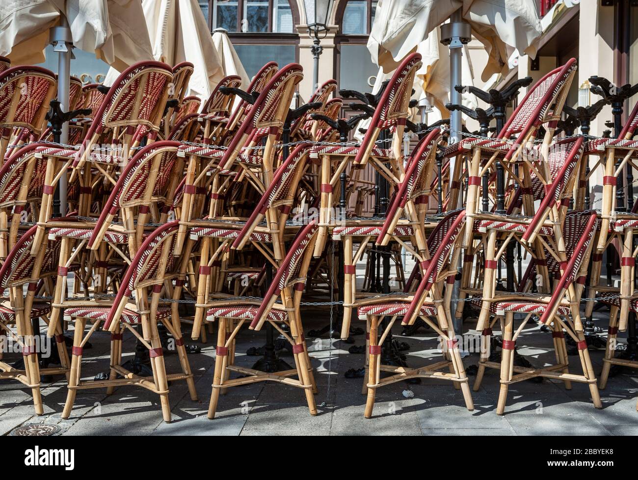 München - Bayern - Deutschland, 1. April 2020: Leere geschlossene Restaurants und Bars, wegen Abschaltung durch Corona-Virus Stockfoto