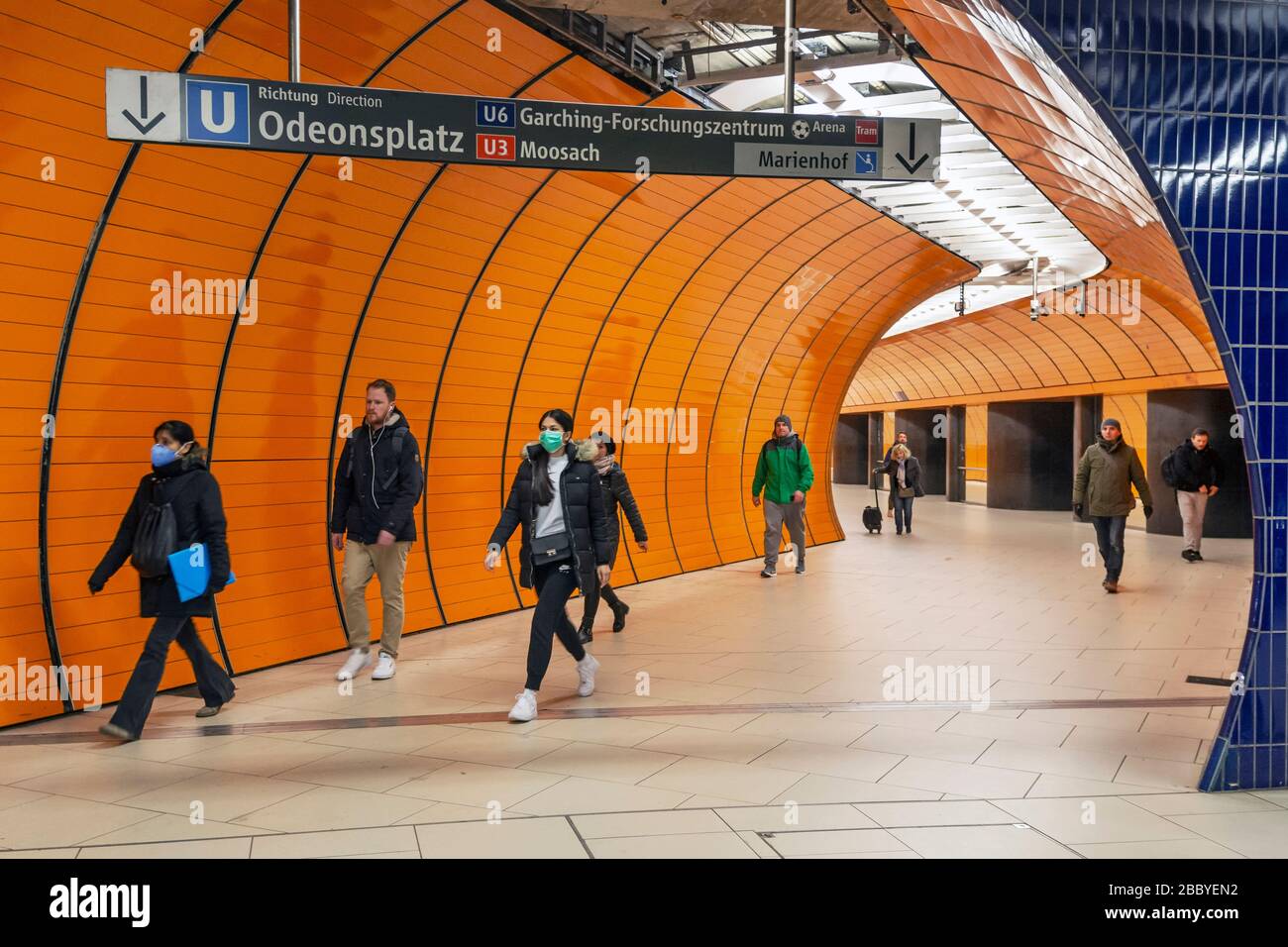München - Bayern - Deutschland, 31. März 2020: Menschen mit Mundschutz wegen Corona-Virus am Marienplatz, München in Deutschland Stockfoto