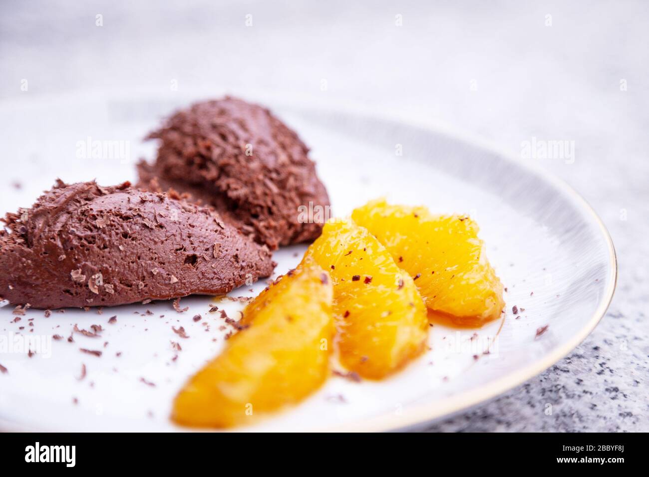 Vegane Chocolate Mousse mit karamellisierten Orangen Stockfoto