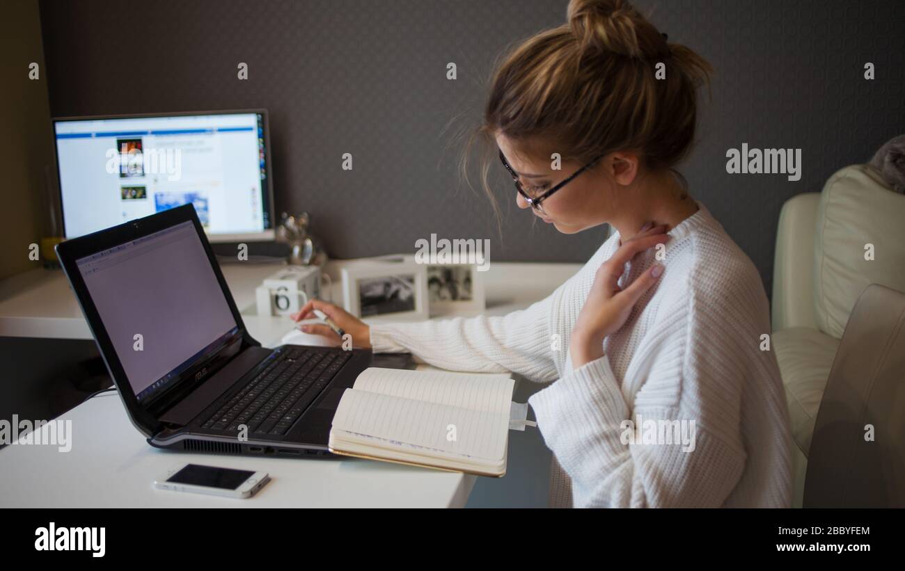 Freiberufliche und Remote-Arbeit. Anormale Arbeitszeiten, Ermüdung und Muskelspasmus aufgrund einer sitzenden Lebensweise. Stockfoto