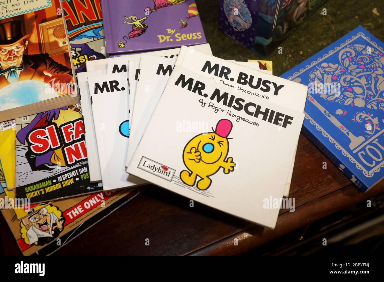 Eine Auswahl an Mr Men Büchern zum Verkauf in einer Buchhandlung in Bognor Regis, West Sussex, Großbritannien. Stockfoto