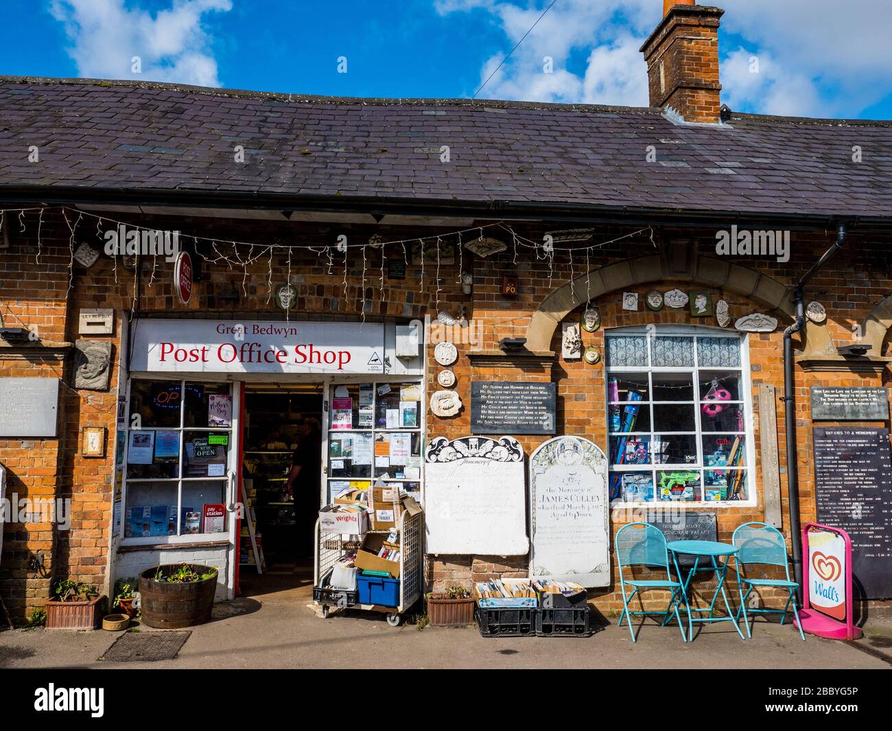 Odd Postamt mit Grabsteinen und Bäckerei, Great Bedwyn Postamt, Great Bedwyn, North Wessex Downs, Wiltshire, England, Großbritannien, GB. Stockfoto