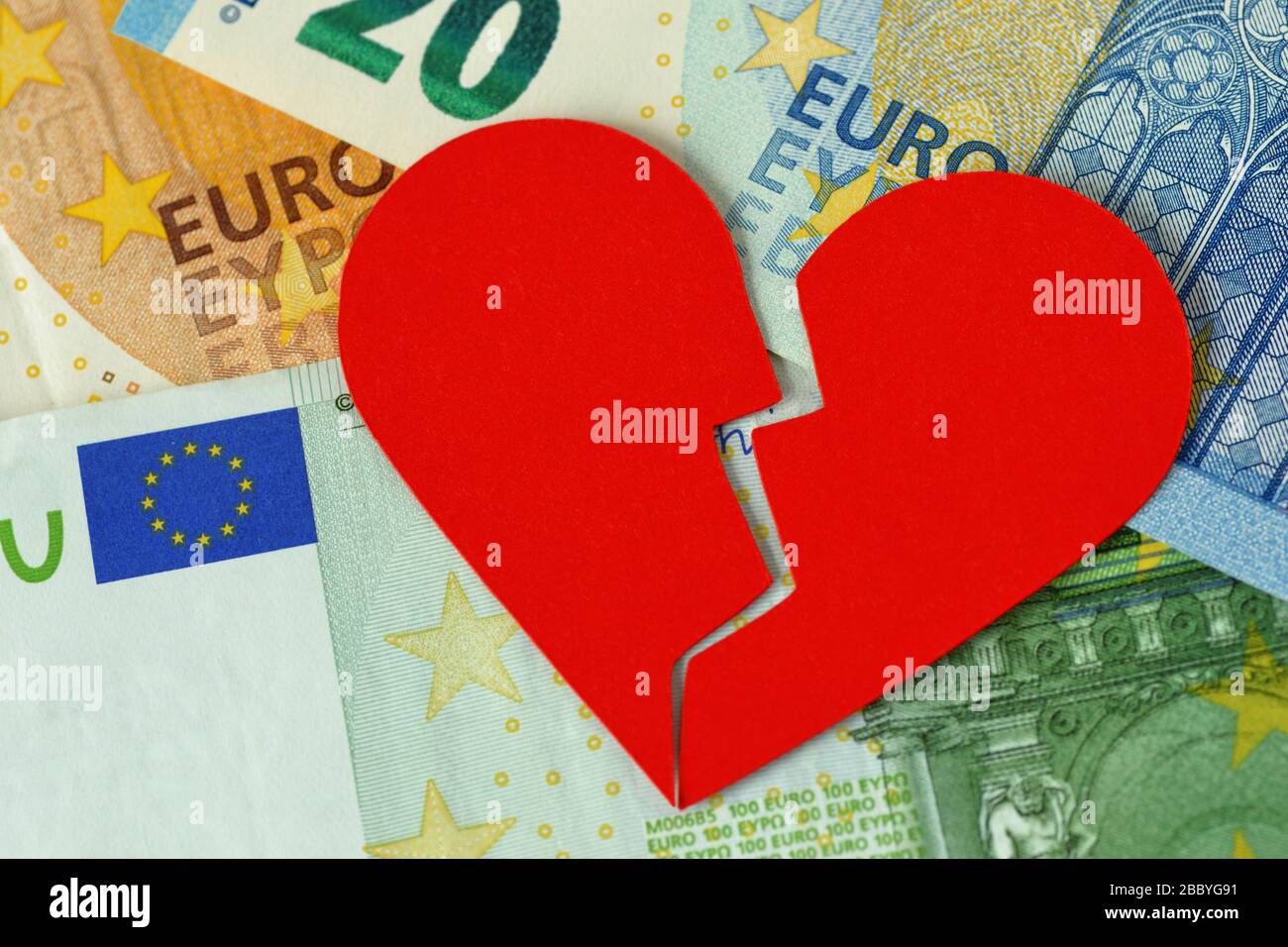 Gebrochenes Herz auf der Euro-Banknote - Konzept der Liebe und der Geldbeziehung Stockfoto