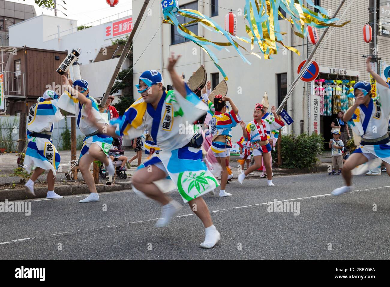 Aichi, JAPAN - 6. August 2016: Anjo Tanabata Festival., japanische Tänze im farbenfrohen Kimono-Tanz bei Anjo Tanabata Festival Celebrations in Aichi am 6. August Stockfoto