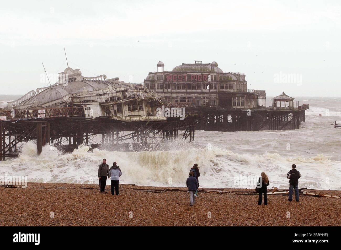 Brighton, Großbritannien 30. Dezember 2002 - Brightons historischer West Pier erliegt den Elementen nach starken Winden und starkem Regen in der letzten Nacht. Der Großteil des Ballsaals rutschte ins Meer. Foto James Boardman Stockfoto