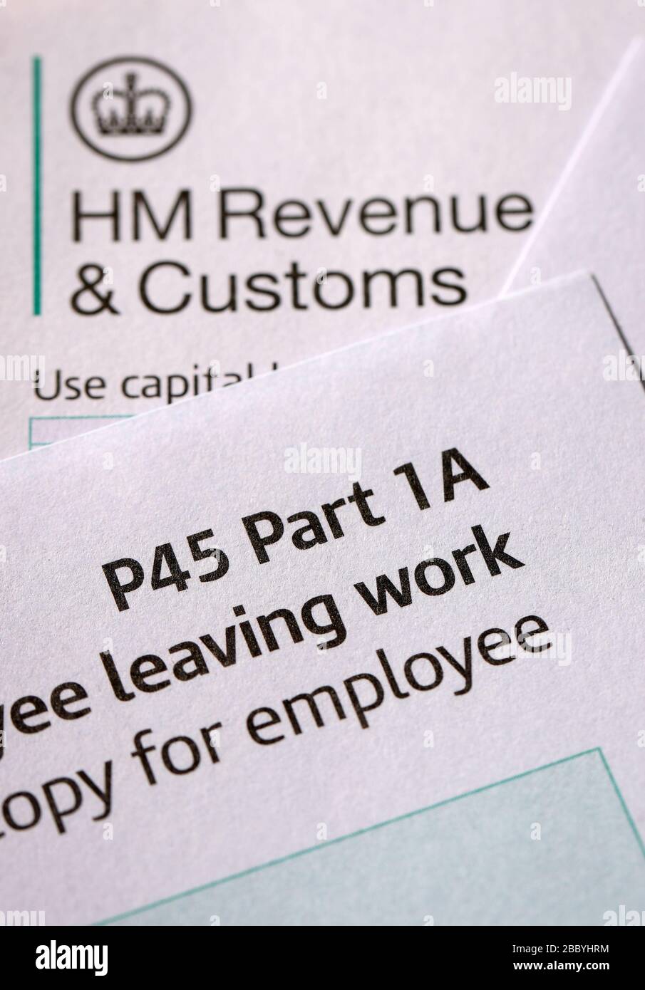 P45 HM Revenue & Customs Form nach der Entlassung aus dem Arbeitsverhältnis in Großbritannien Stockfoto