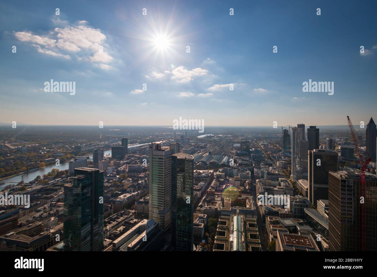 Frankfurt am Main, Deutschland - 21. Oktober 2018: Luftpanorama Stadtbild mit Gebäuden des Finanzviertels wie Messeturm (Messeturm), wir Stockfoto