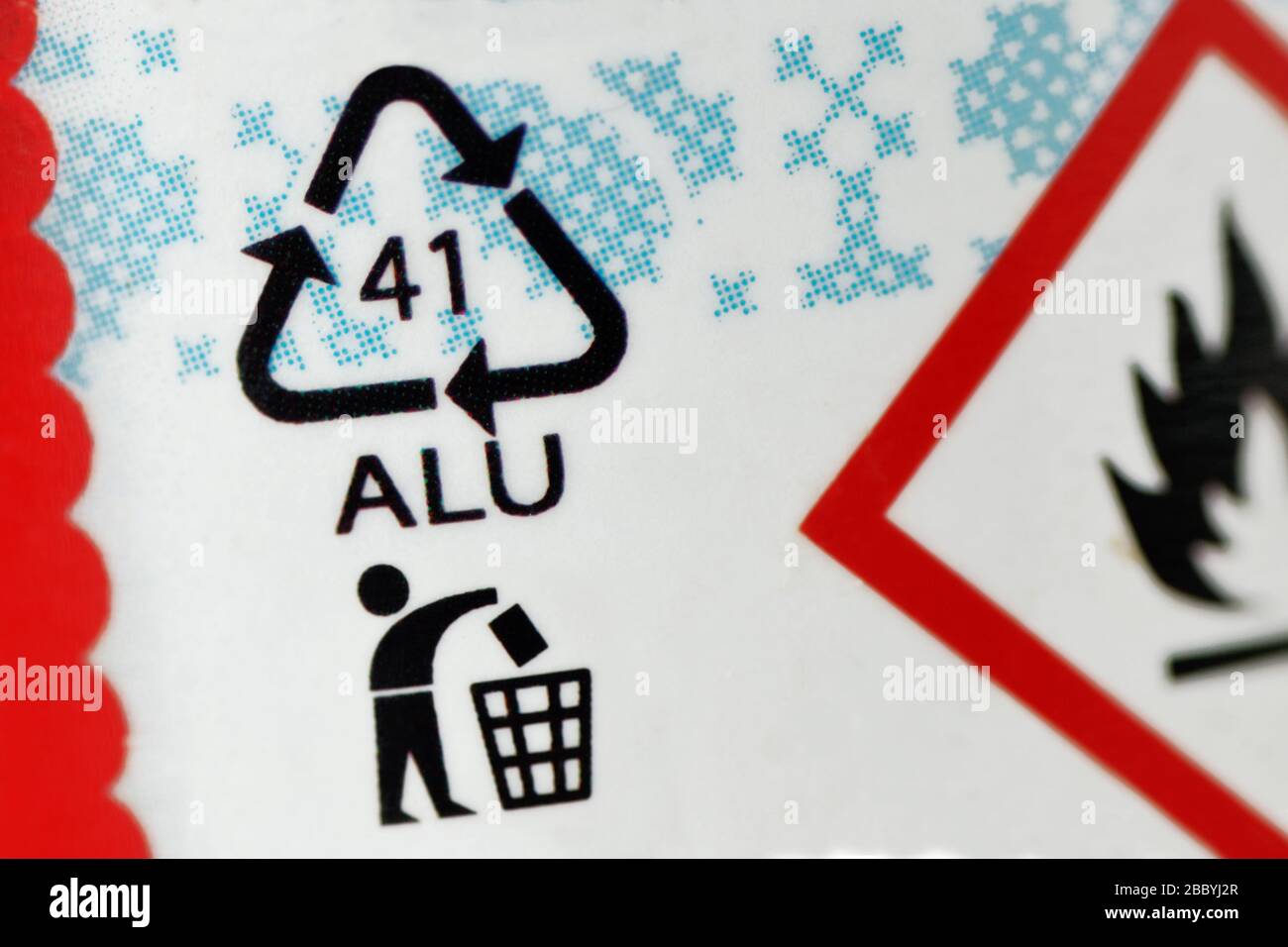 Nahaufnahme des Aluminium-Recycling-Symbols 41 ALU Stockfoto