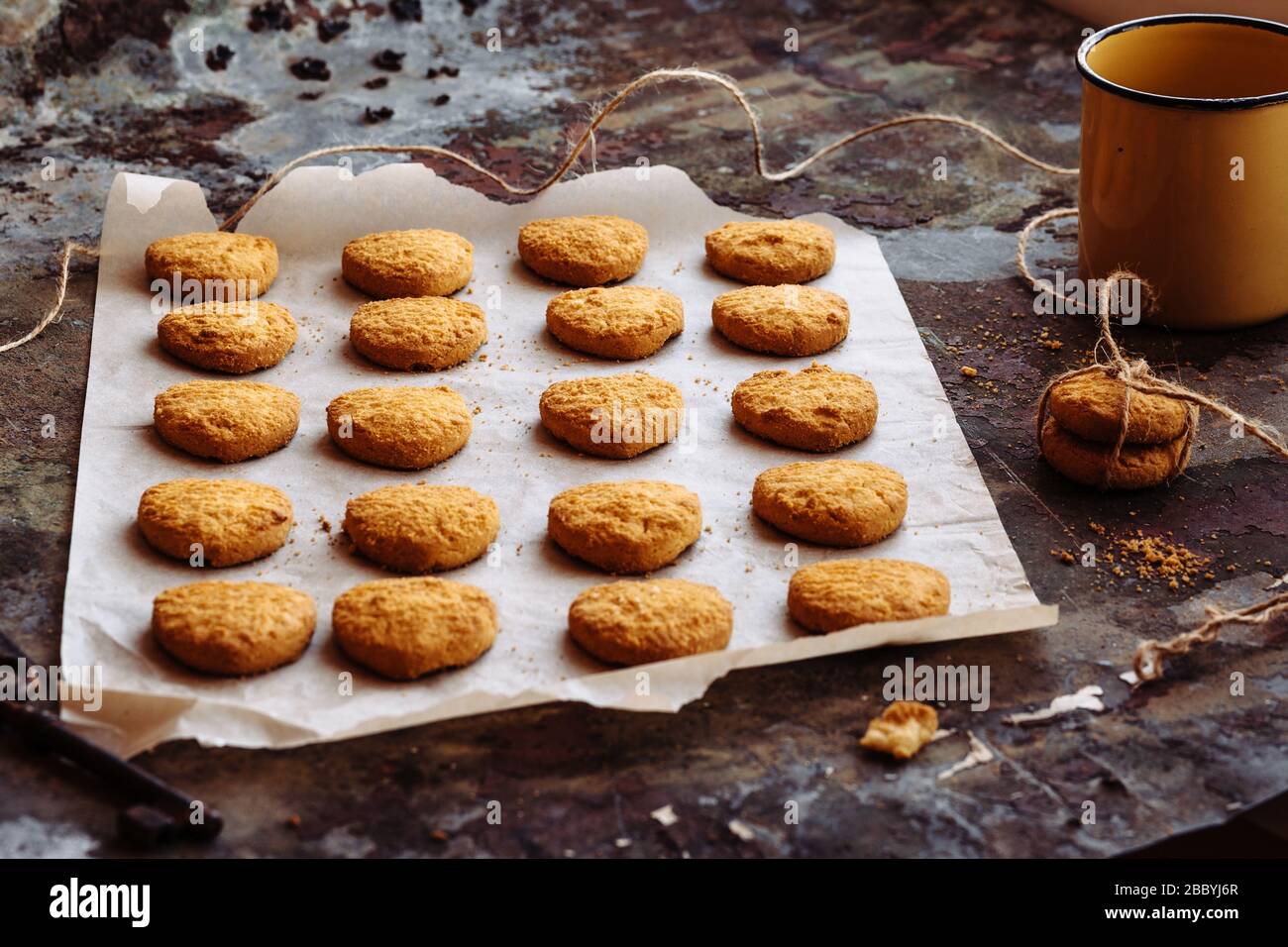 Frisch gebackene herzförmige Plätzchen auf Pergamentpapier. Stockfoto