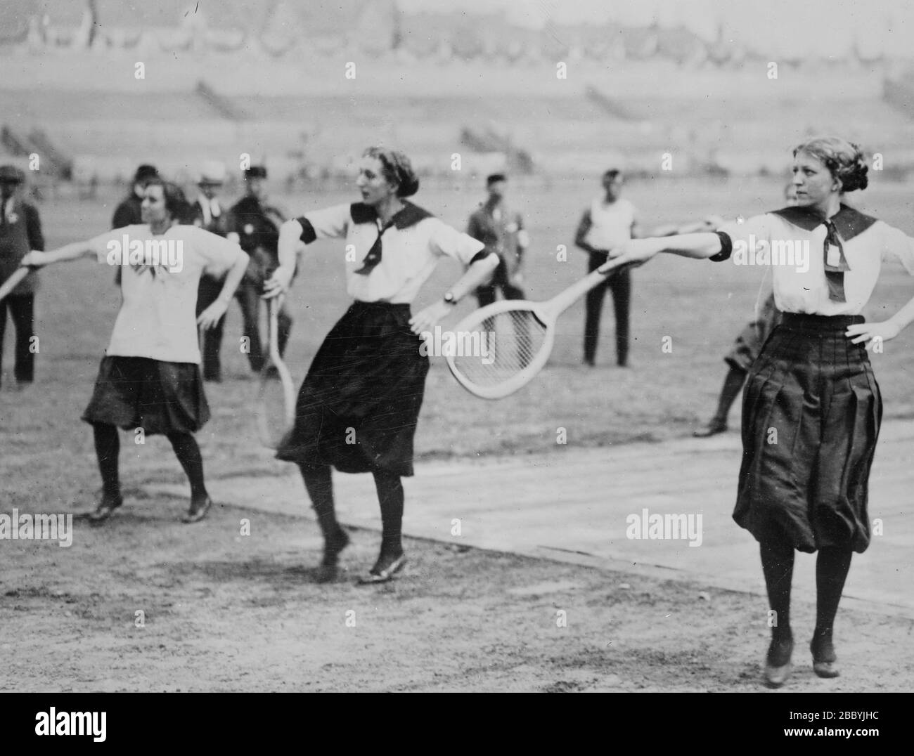 Junge Frauen, die ihre Tennistechnik demonstrieren, wahrscheinlich während des 6. Sokol Slet (gymnastisches Festival), das 1912 in Prag stattfand Stockfoto