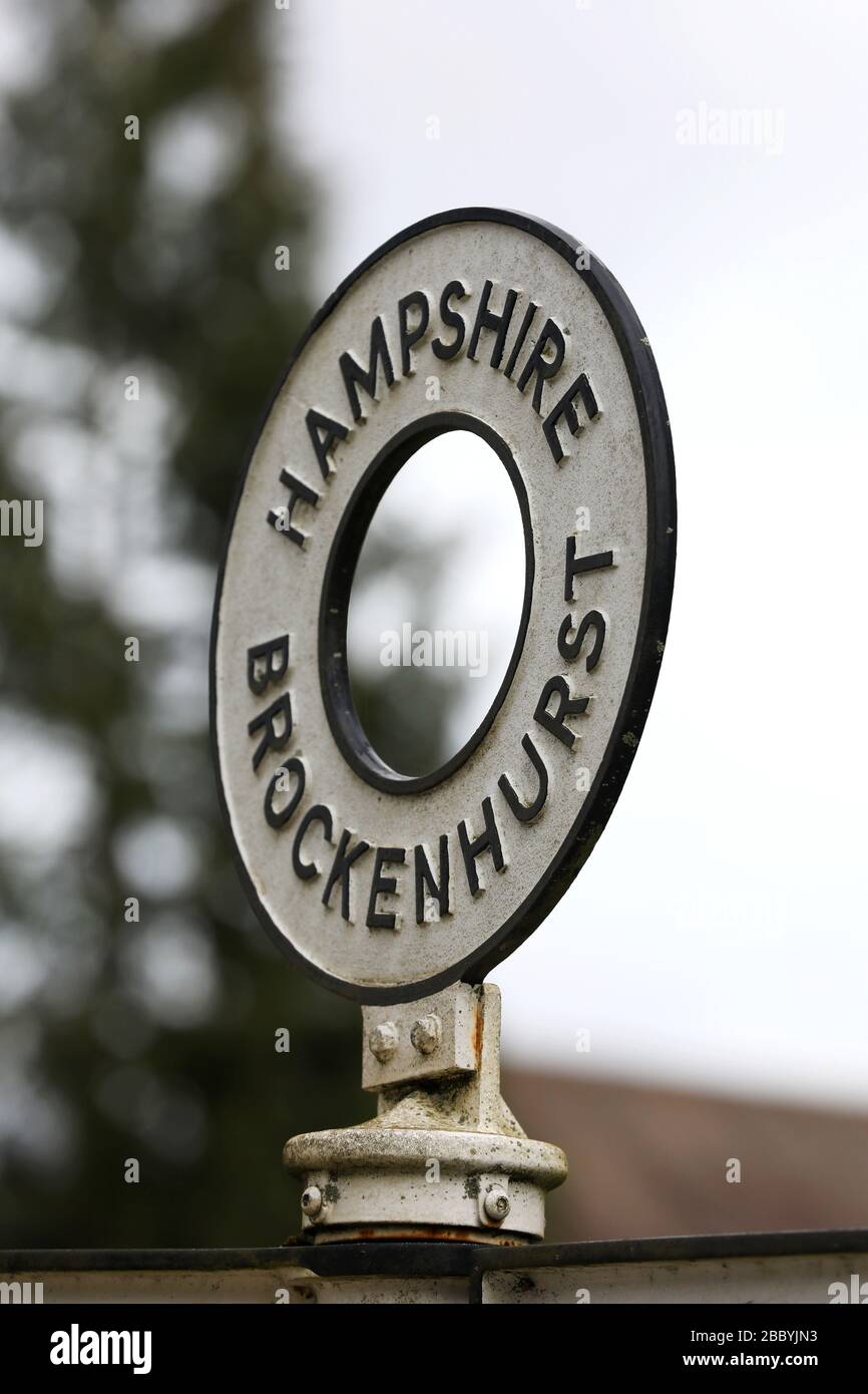 Allgemeine Ansichten der Brockenhurst Dorf Zeichen in der New Forest, Hampshire, Großbritannien. Stockfoto