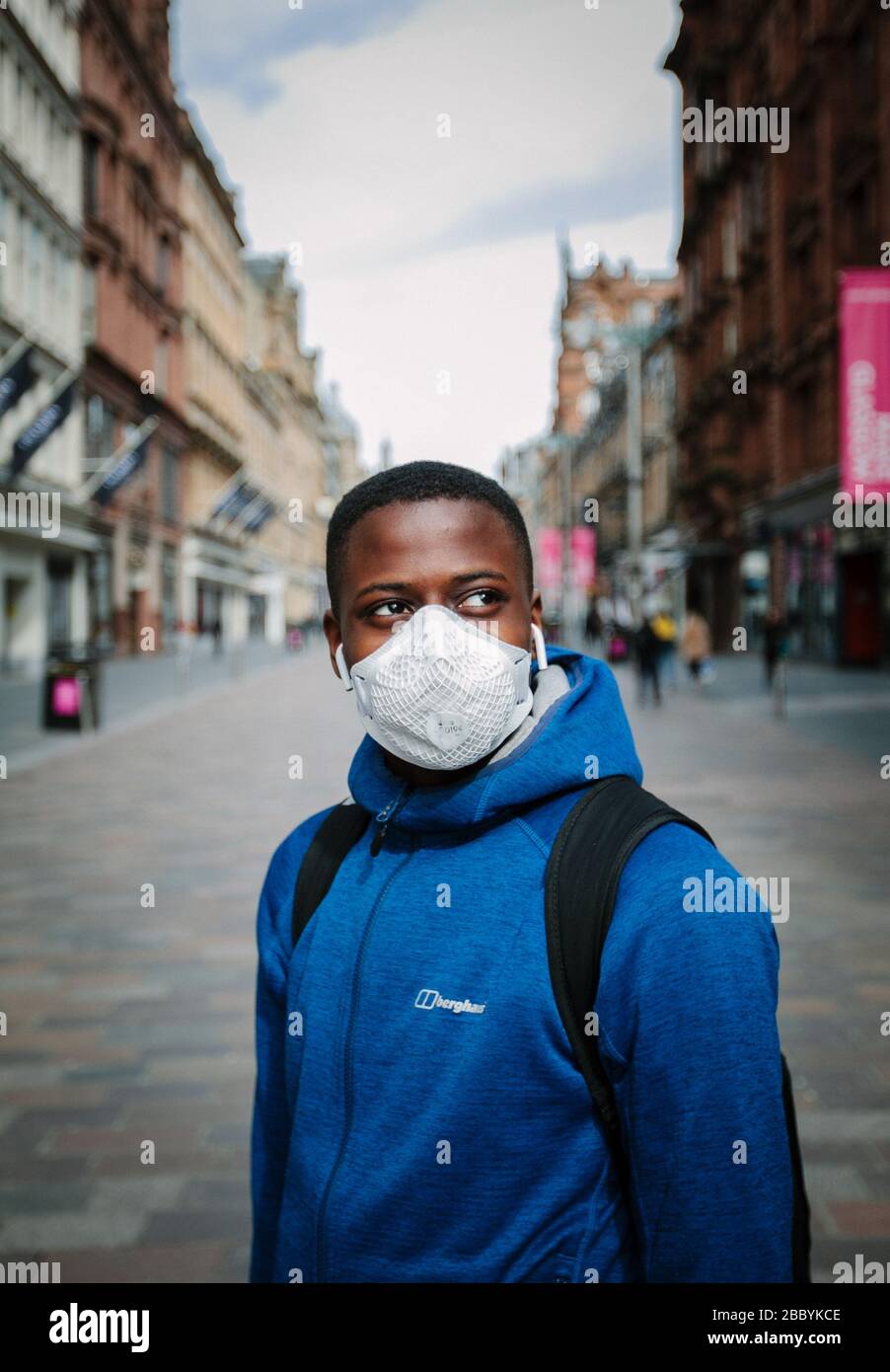Mann, der Gesichtsmaske während des Corona-Virus-Pandemie-Lockdowns in der Innenstadt von Glasgow, Großbritannien, trägt. Stockfoto