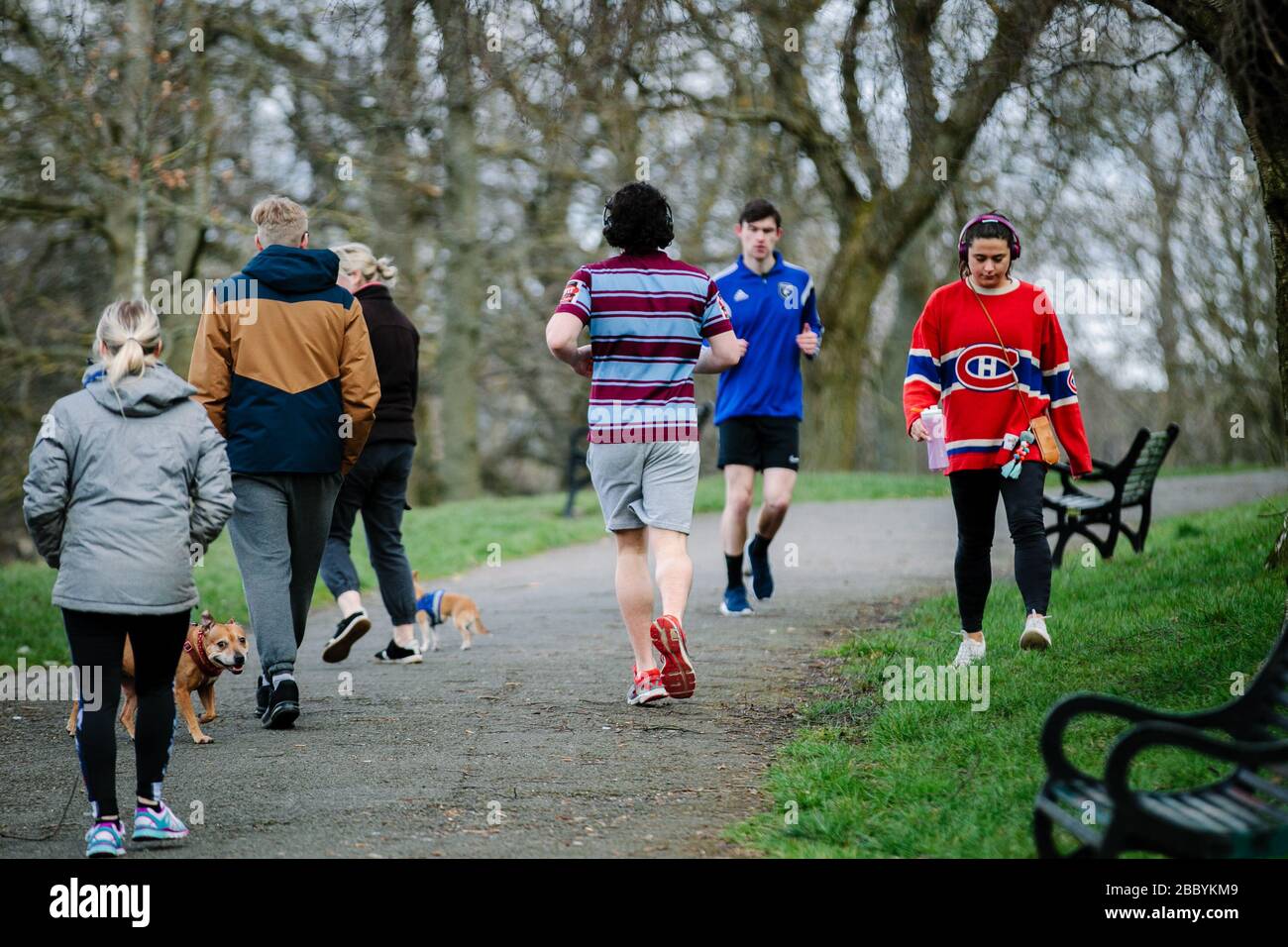 Menschen, die im Kelvingrove Park, Glasgow, während des Corona-Virus-Lockdowns trainieren. Stockfoto
