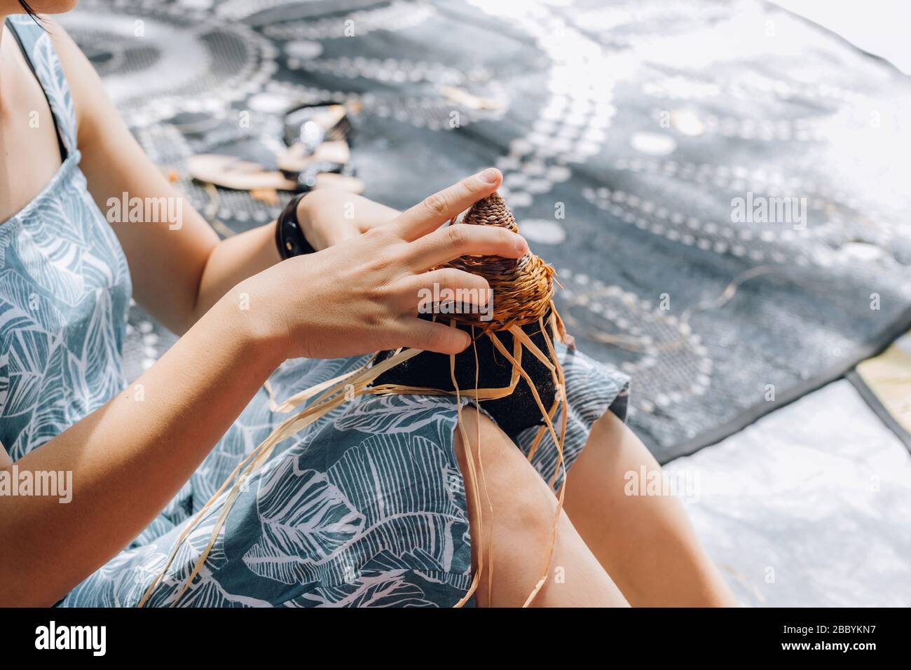 Weiblicher Webkorb in der Handwerkerwerkstatt. Hände, die das Handwerk halten, Nahaufnahme. Stockfoto