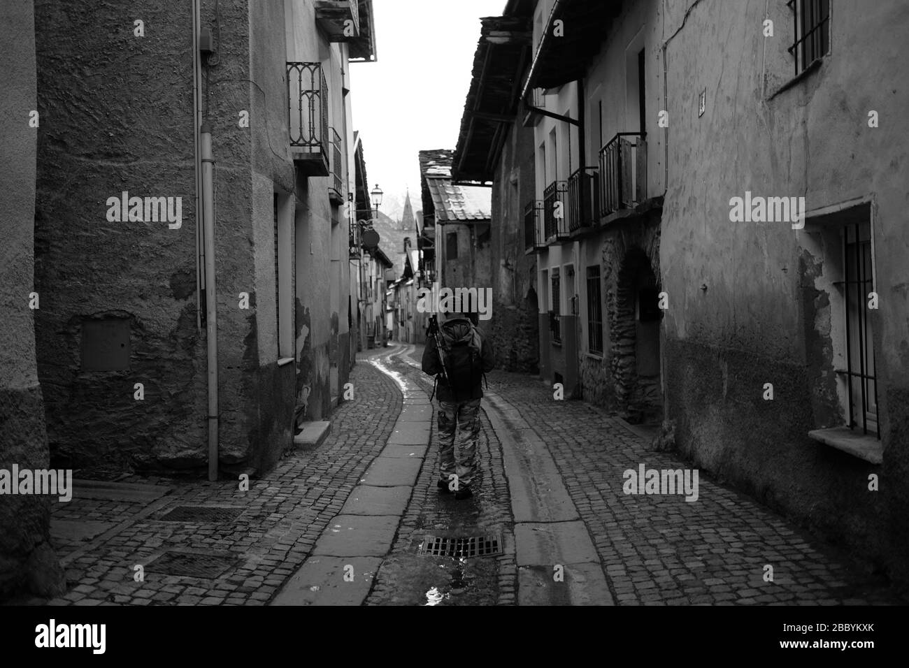 Person einsam auf der Straße spazieren Stockfoto