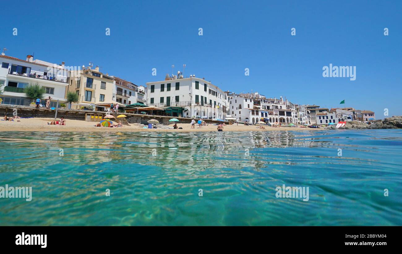Strandufer im Küstendorf Calella de Palafrugell, Spanien, Costa Brava, Mittelmeer, Katalonien, Baix Emporda Stockfoto